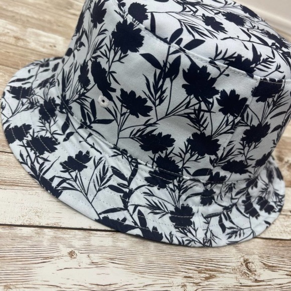 Steve Madden Reversible Bucket Hat One Size Navy‎ Blue Floral - Picture 2 of 5